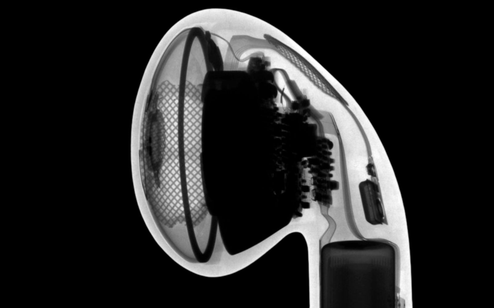 Interior de AirPods abertos mostrando componentes compactos