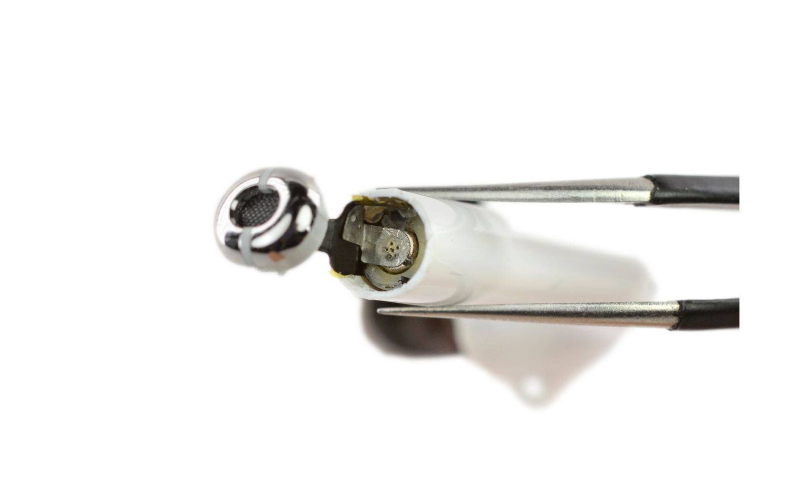 AirPods abertos em bancada técnica especializada